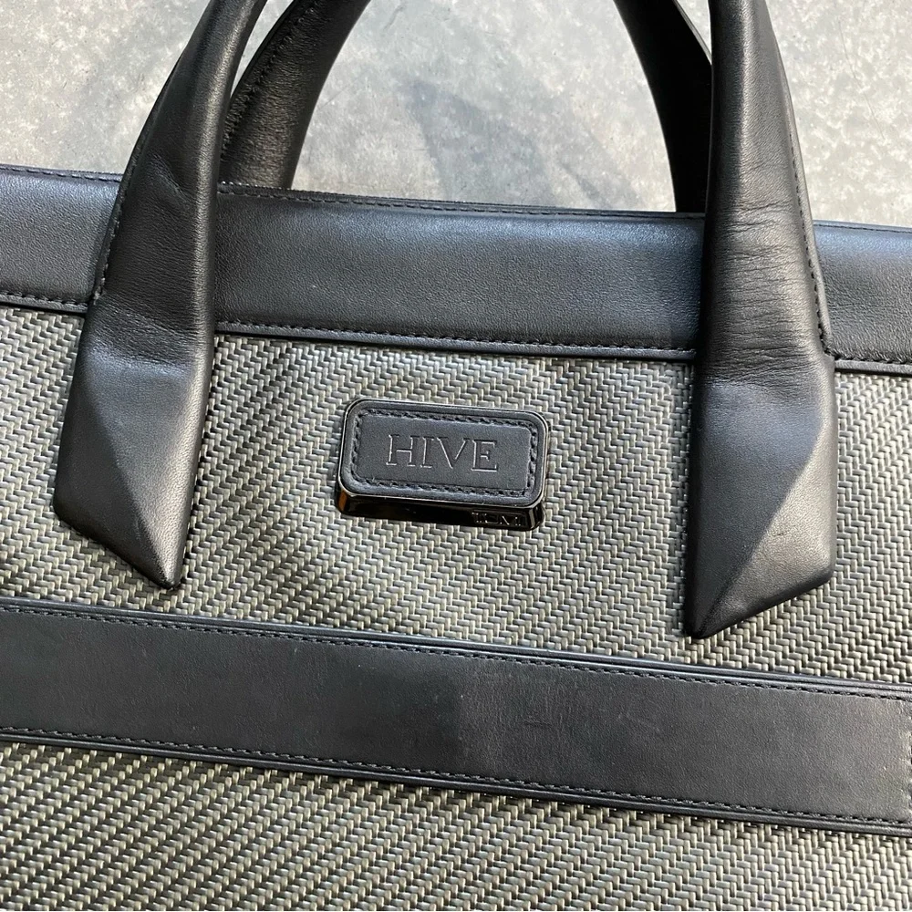 TUMI CFX CARBON FIBER BROMLEY PORTFOLIO BRIEF - CARBON BLACK 15”x12”